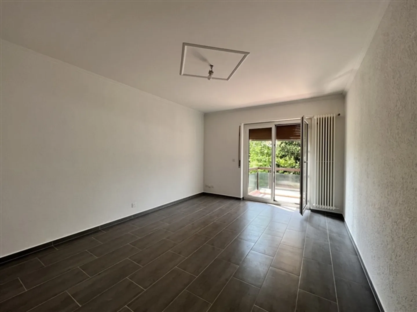 RENOVATED 3.5-ROOM APARTMENT - Photo 4 of 12