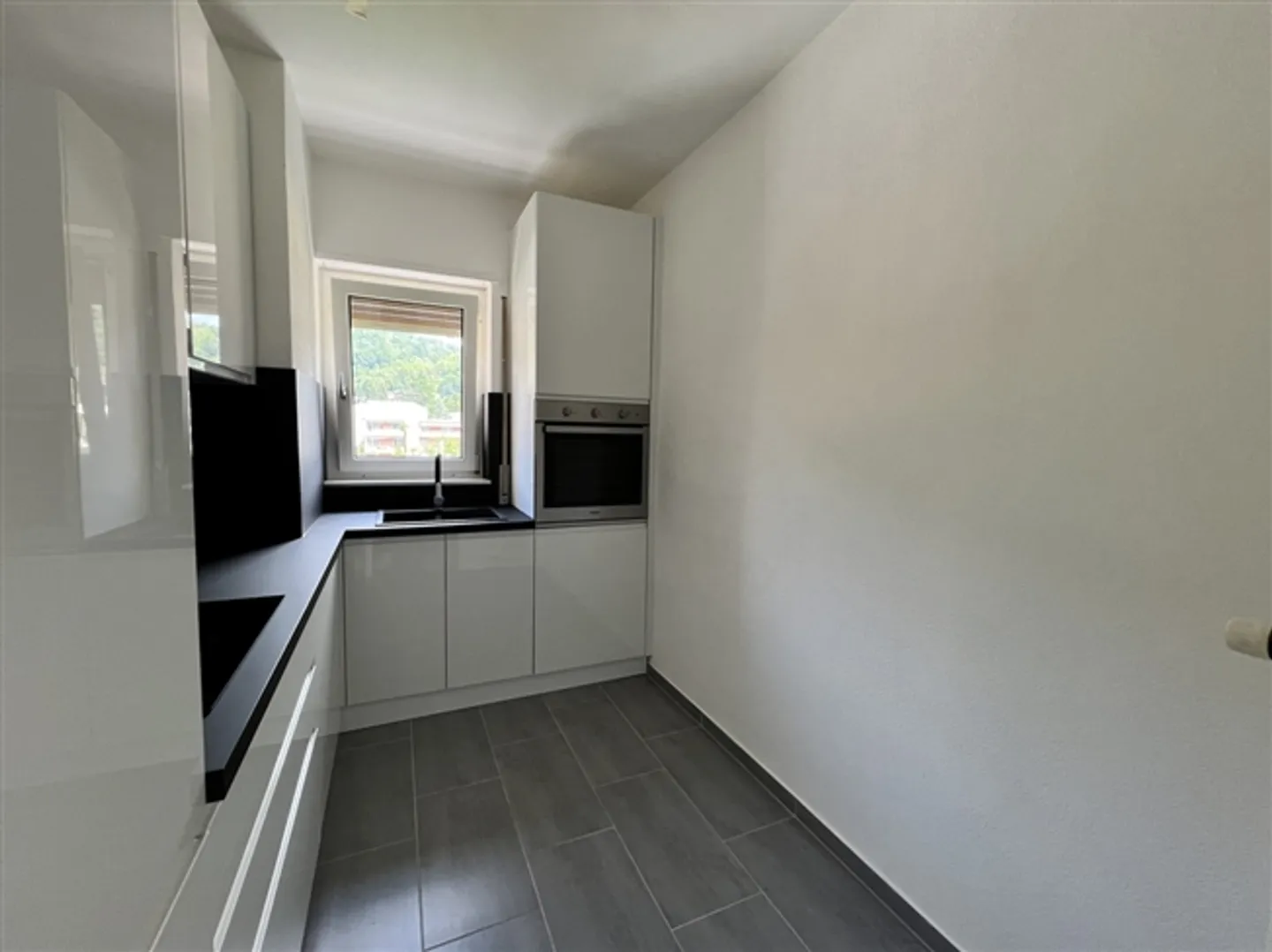 RENOVATED 3.5-ROOM APARTMENT - Photo 6 of 12