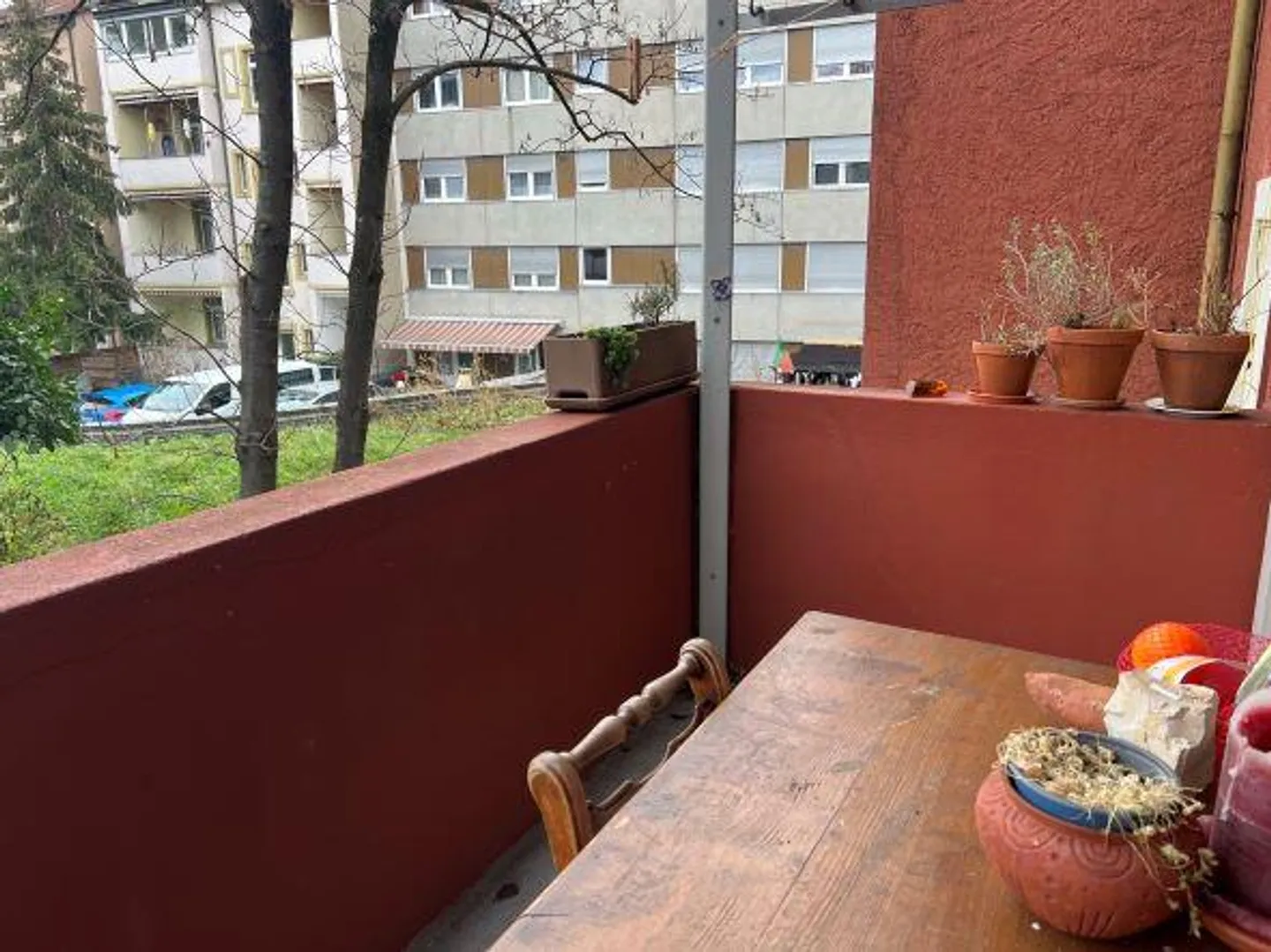 Appartement ancien de 3 pièces avec balcon sur la cour - Photo 2 sur 9