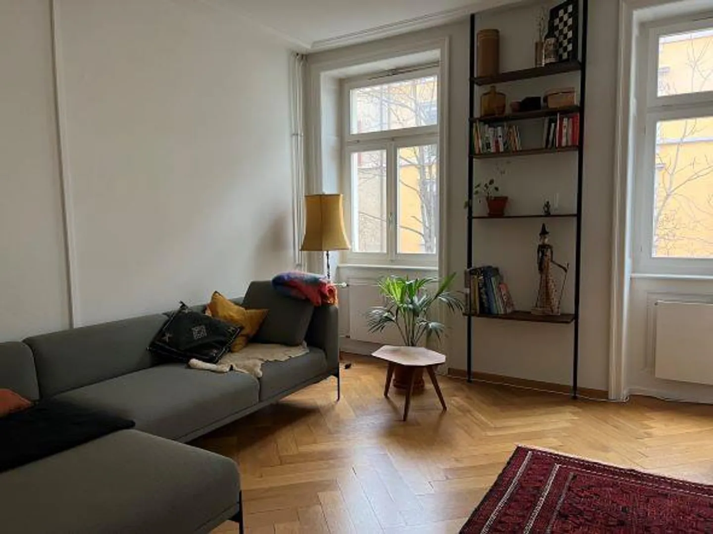 Appartement ancien de 3 pièces avec balcon sur la cour - Photo 3 sur 9