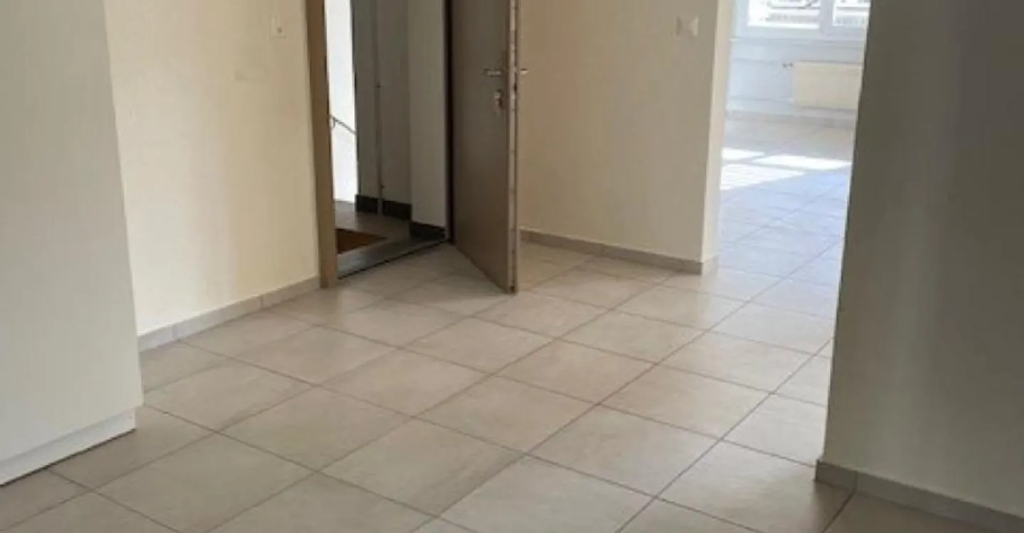 Familienwohnung mit geschlossenem Balkon! - Foto 2 von 9