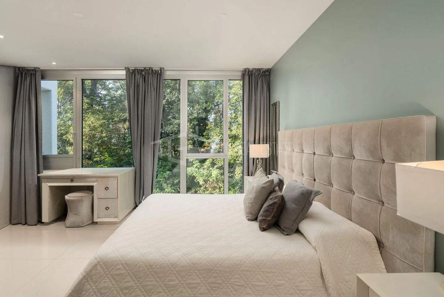 SPLENDID TRIPLEX WITH PLEASANT PRIVACY - Photo 3 of 15
