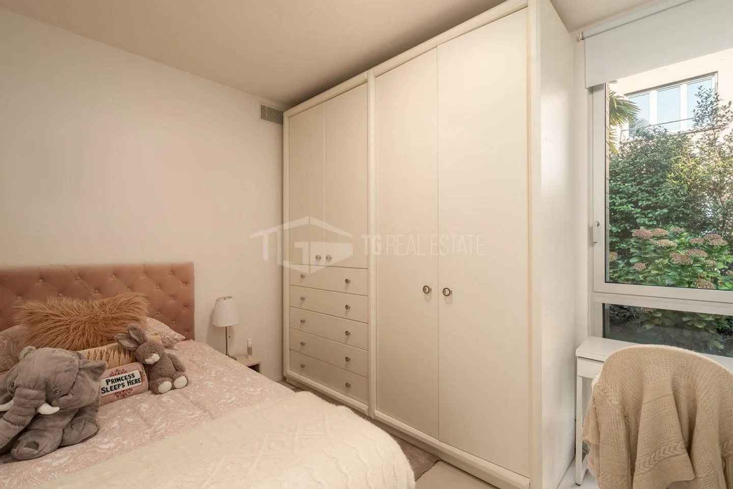 SPLENDID TRIPLEX WITH PLEASANT PRIVACY - Photo 6 of 15
