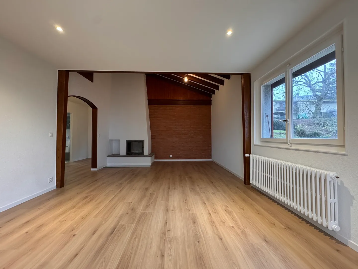 Superbe 3.5 pièces entièrement rénové dans une villa avec jardin - Photo 3 sur 10