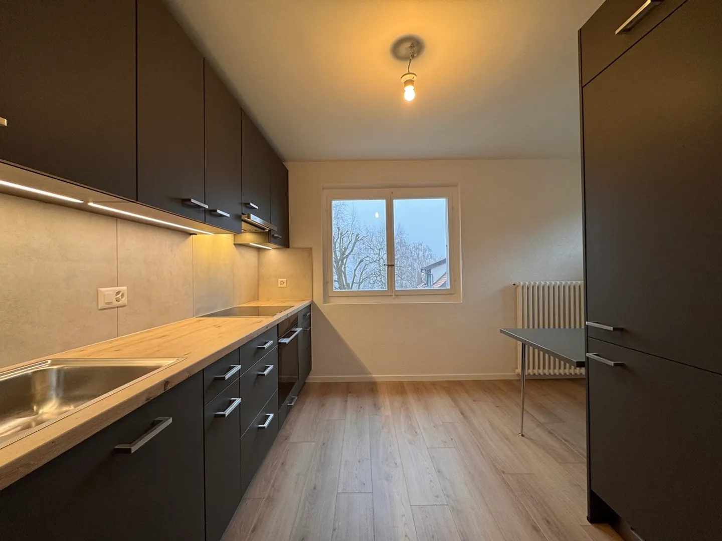 Superbe 3.5 pièces entièrement rénové dans une villa avec jardin - Photo 4 sur 10