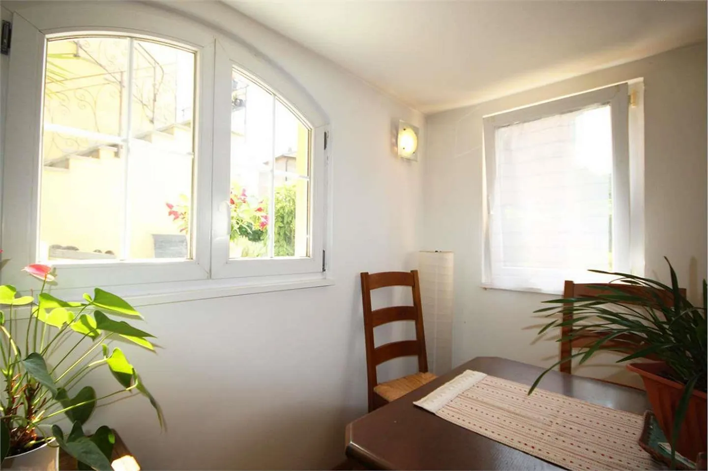 Spacious Semi-Detached House with Garden - Photo 10 of 11
