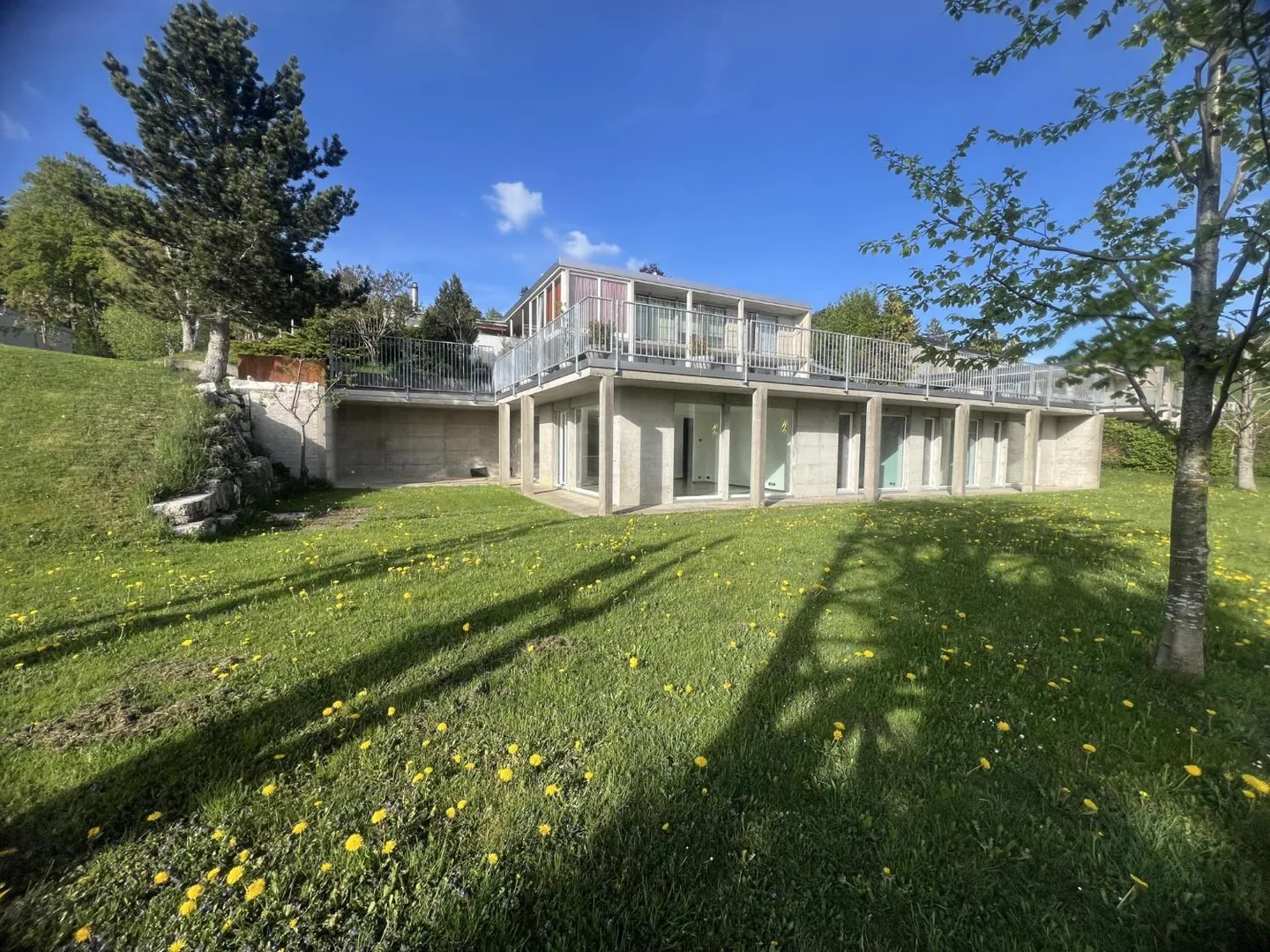 Villa con terrazza soleggiata, giardino e garage - Foto 1 di 12