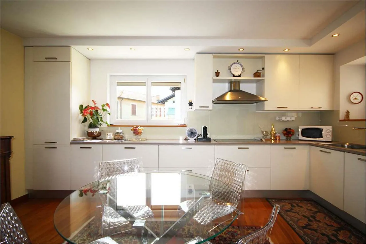 Spacious Semi-Detached House with Garden - Photo 4 of 11