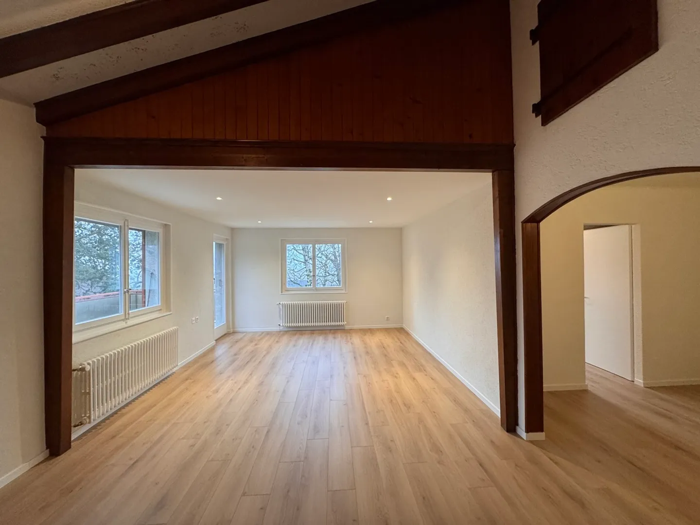 Superbe 3.5 pièces entièrement rénové dans une villa avec jardin - Photo 2 sur 10