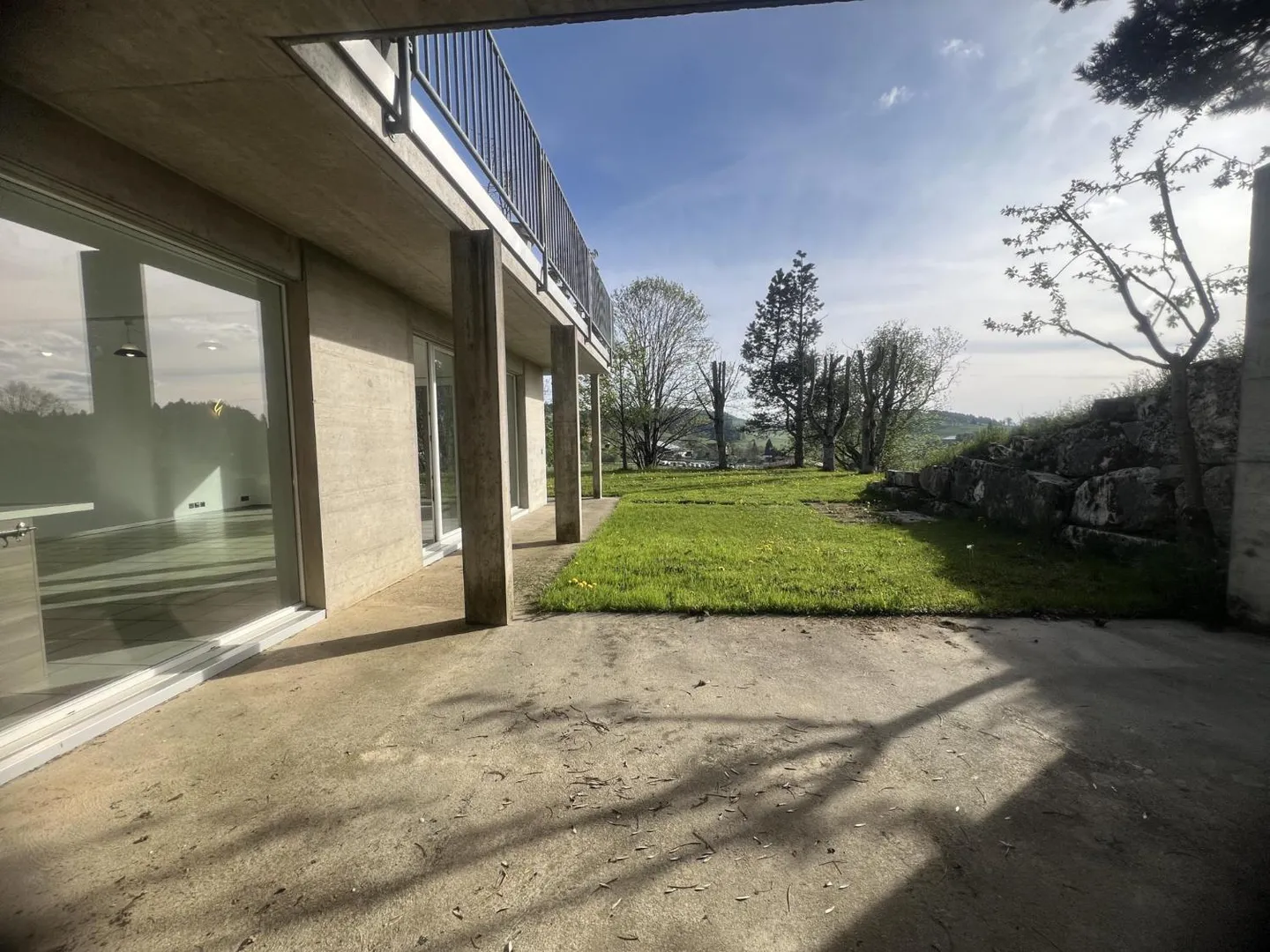 Villa con terrazza soleggiata, giardino e garage - Foto 2 di 12