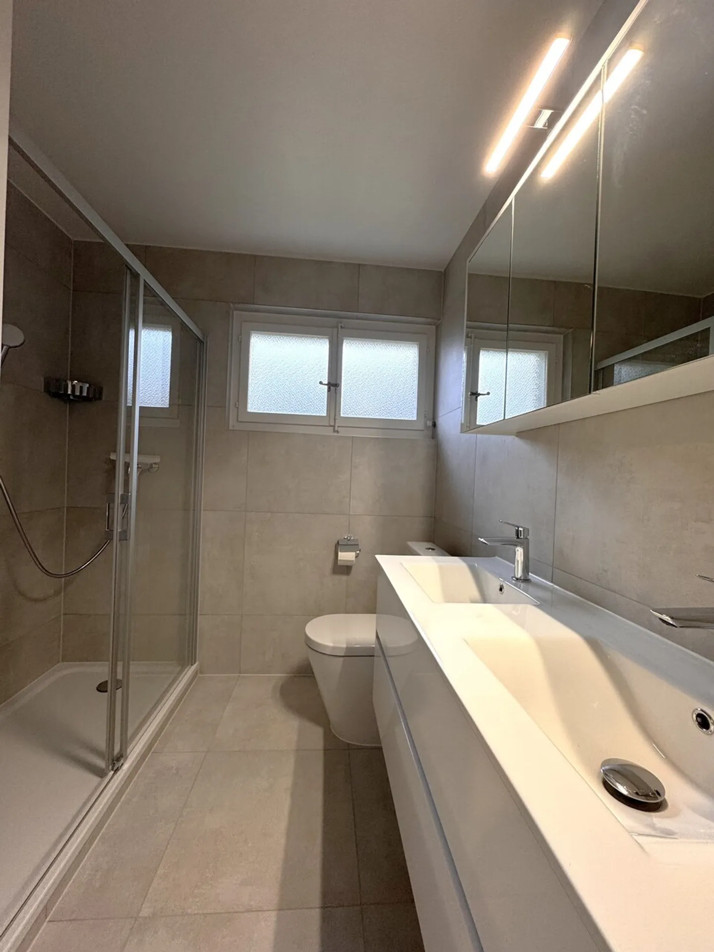 Superbe 3.5 pièces entièrement rénové dans une villa avec jardin - Photo 8 sur 10