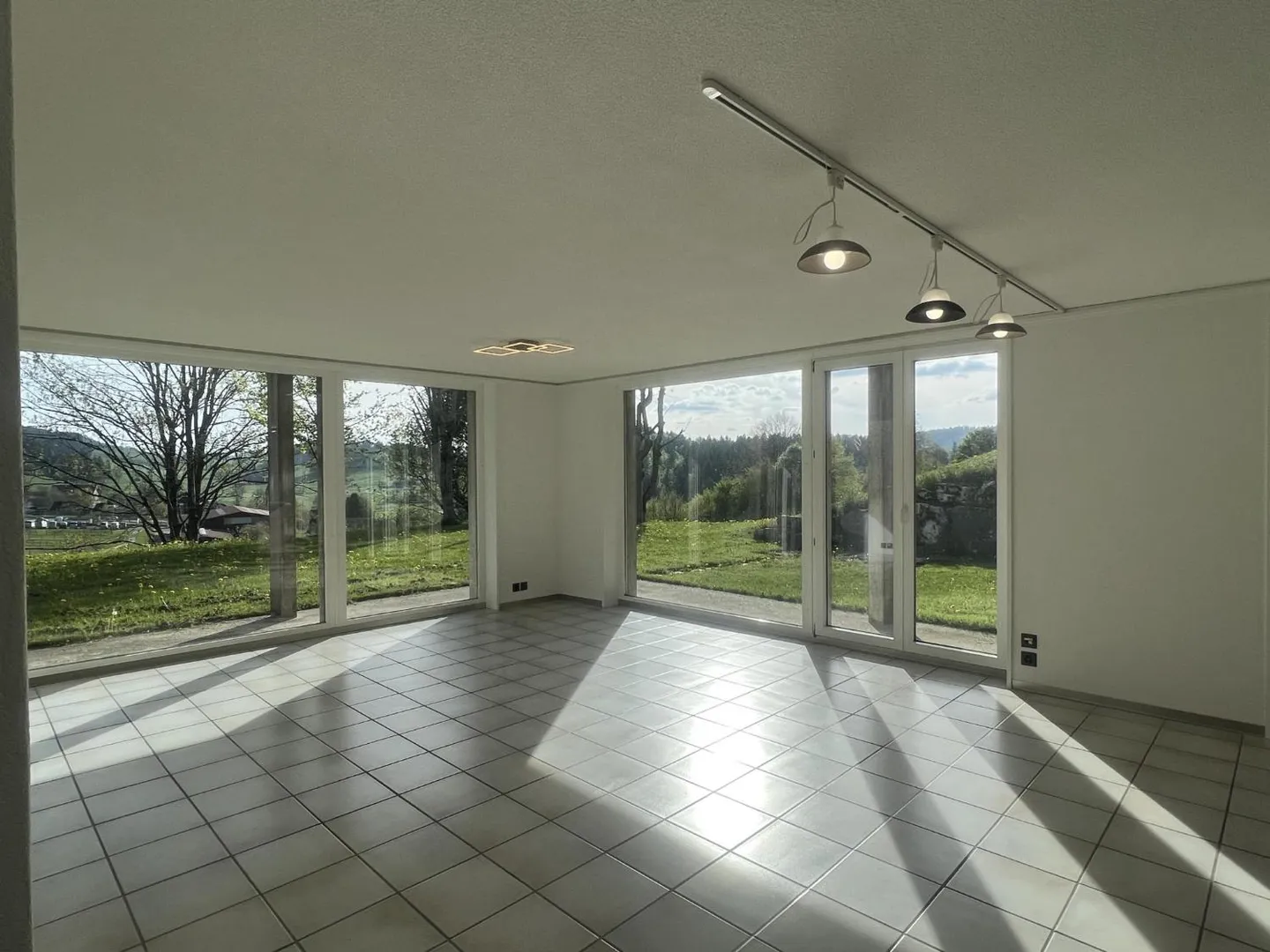 Villa con terrazza soleggiata, giardino e garage - Foto 4 di 12