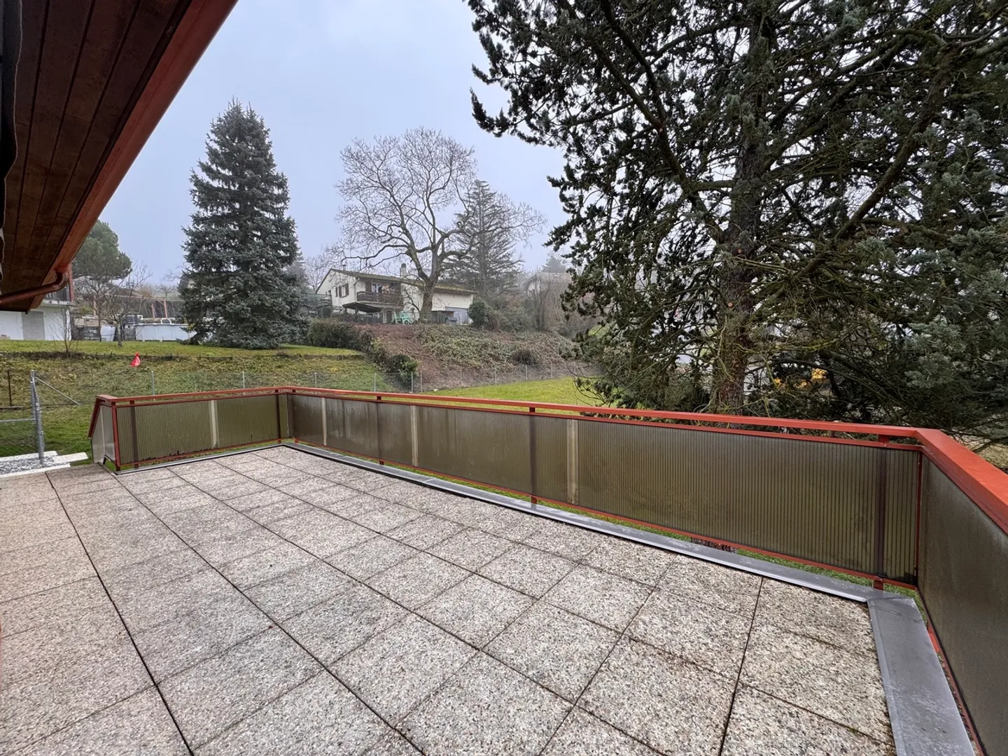 Superbe 3.5 pièces entièrement rénové dans une villa avec jardin - Photo 9 sur 10