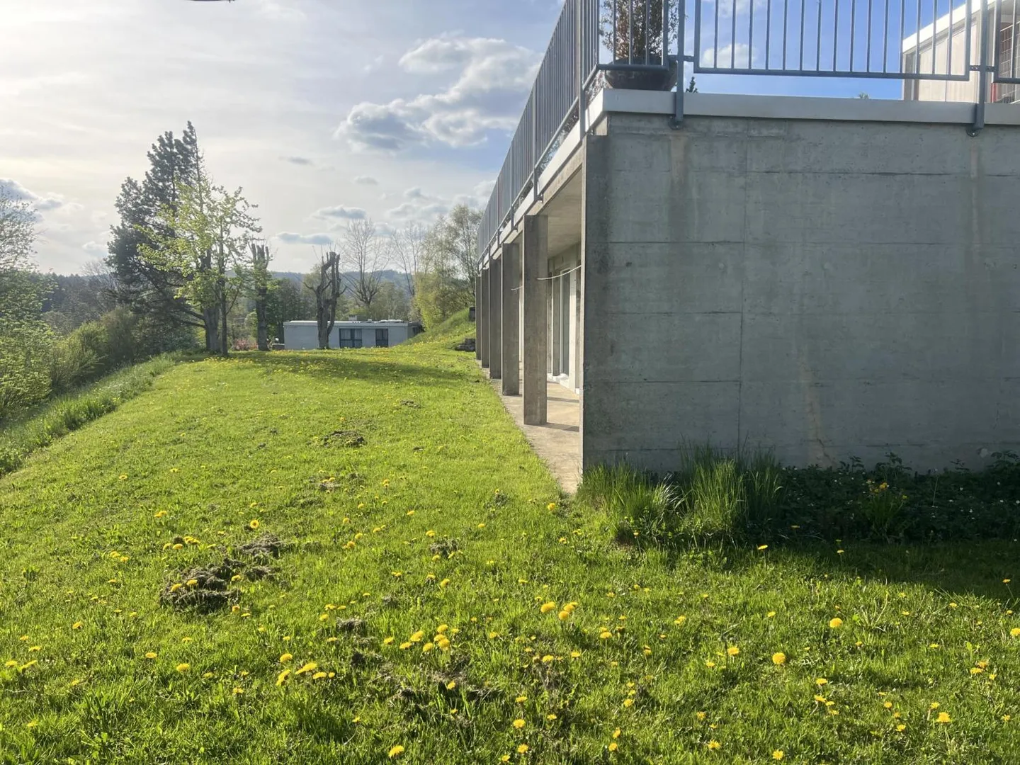 Villa con terrazza soleggiata, giardino e garage - Foto 3 di 12