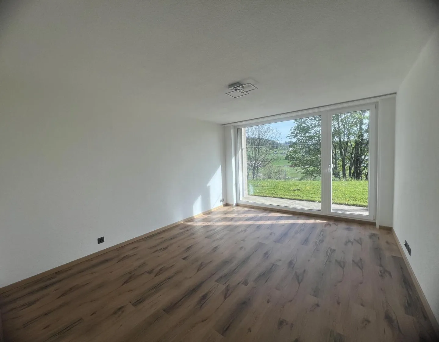 Villa con terrazza soleggiata, giardino e garage - Foto 7 di 12