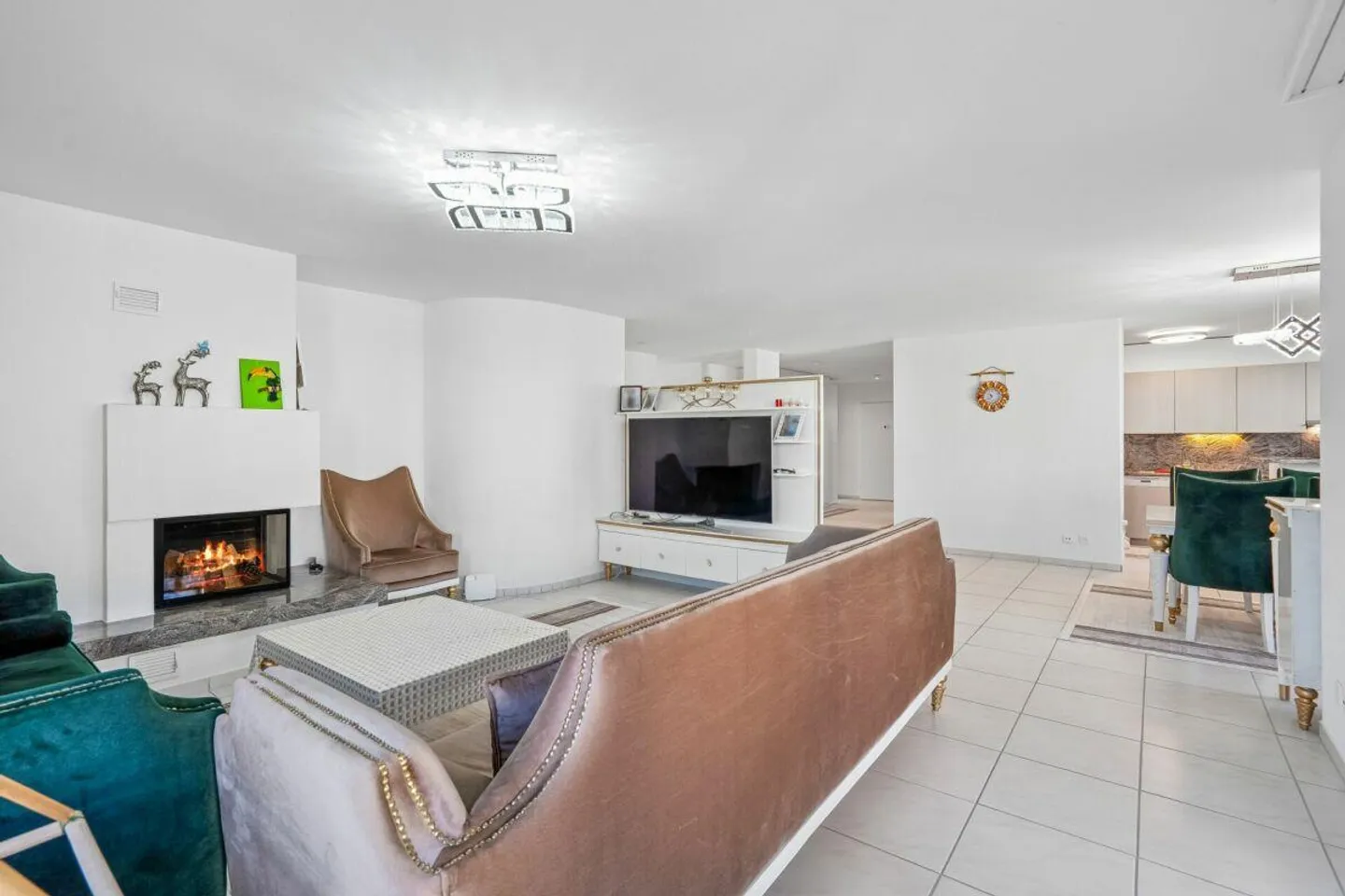 Votre nouveau chez-vous : 170 m² de confort de vie avec jardin d'hiver et cheminée - Photo 1 sur 14