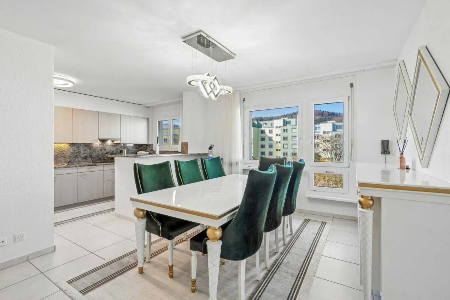 Votre nouveau chez-vous : 170 m² de confort de vie avec jardin d'hiver et cheminée - Photo 3 sur 14