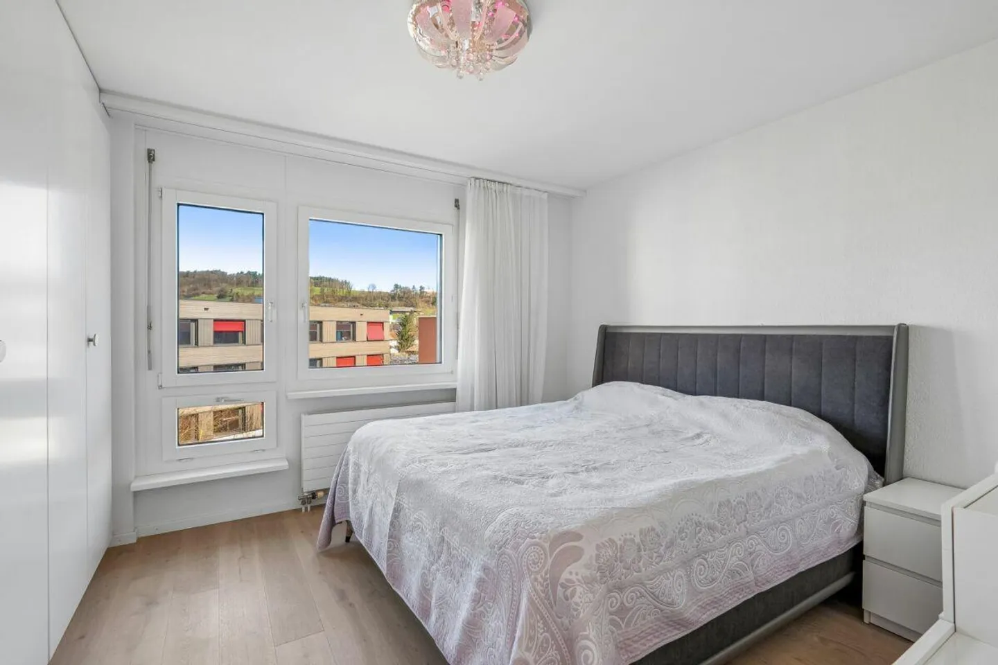 Votre nouveau chez-vous : 170 m² de confort de vie avec jardin d'hiver et cheminée - Photo 5 sur 14