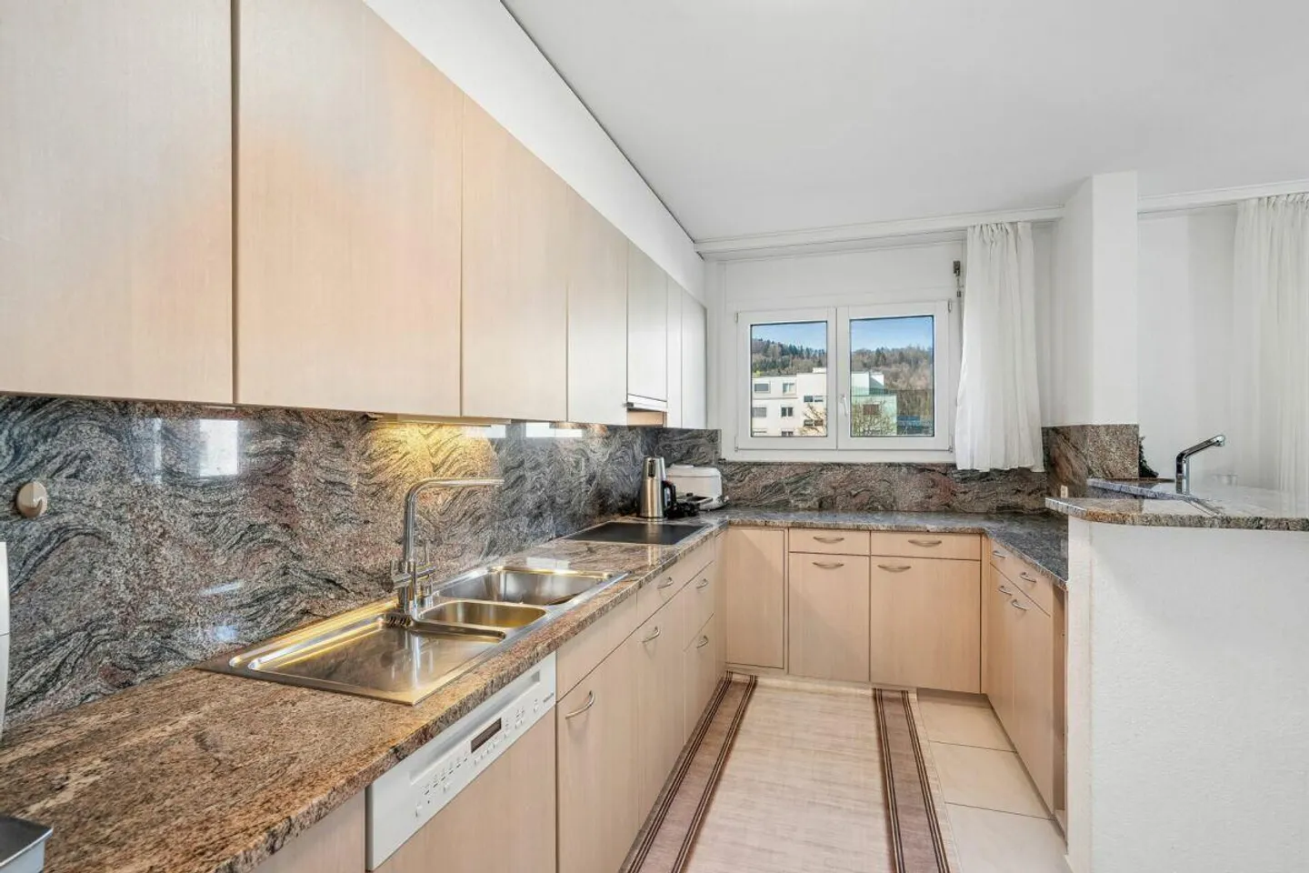 Votre nouveau chez-vous : 170 m² de confort de vie avec jardin d'hiver et cheminée - Photo 6 sur 14