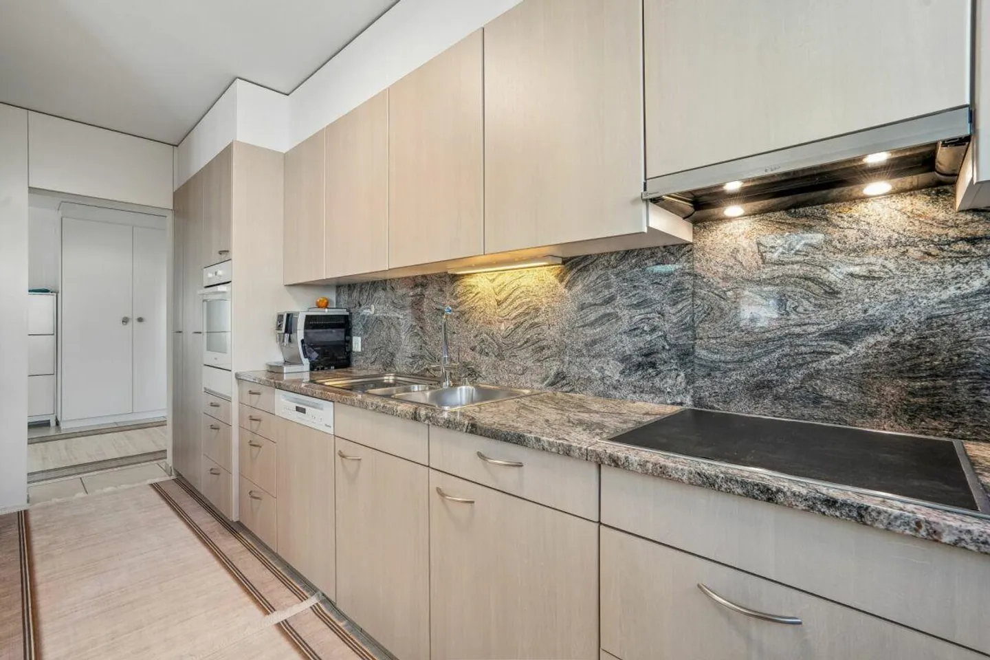 Votre nouveau chez-vous : 170 m² de confort de vie avec jardin d'hiver et cheminée - Photo 7 sur 14