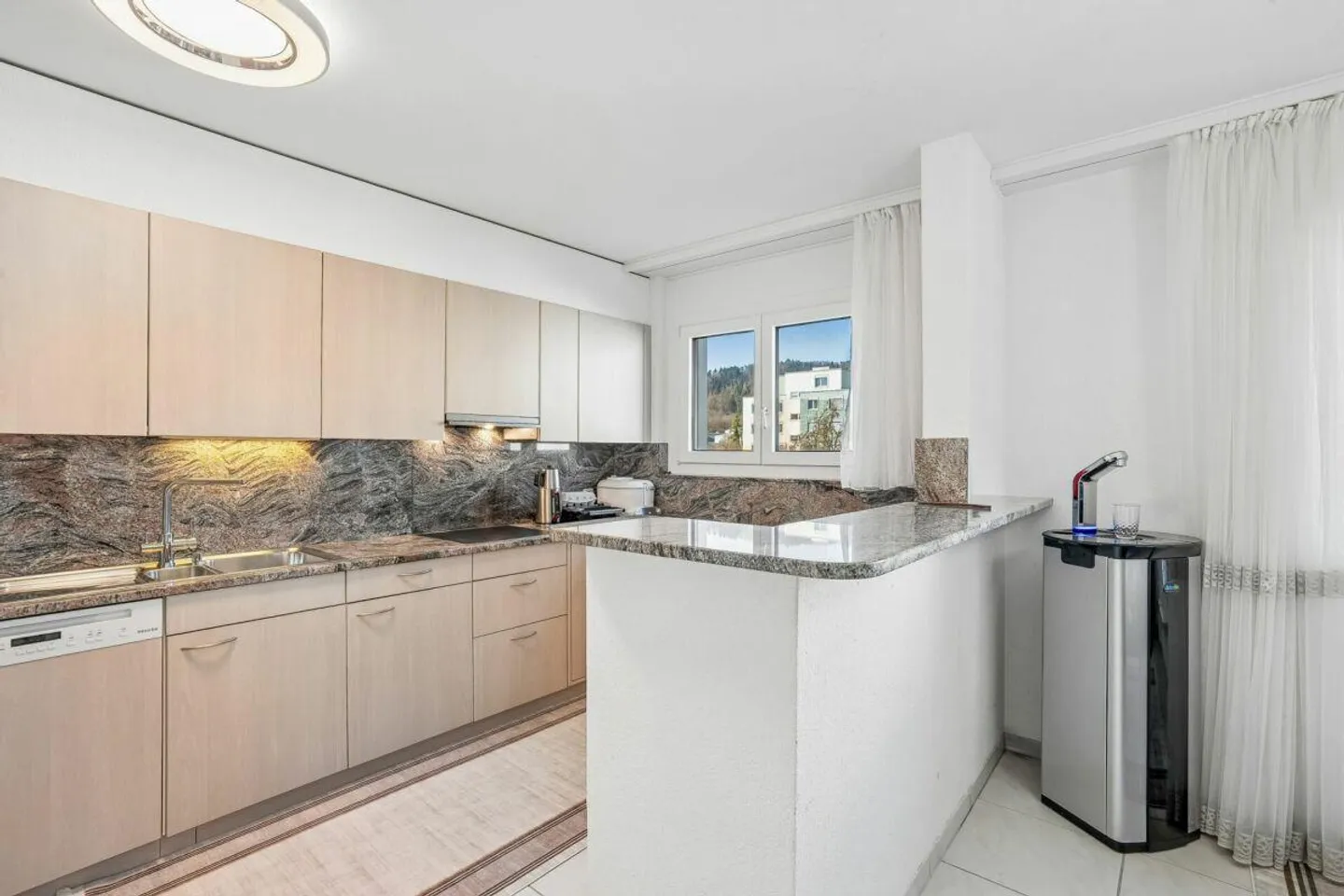 Votre nouveau chez-vous : 170 m² de confort de vie avec jardin d'hiver et cheminée - Photo 8 sur 14