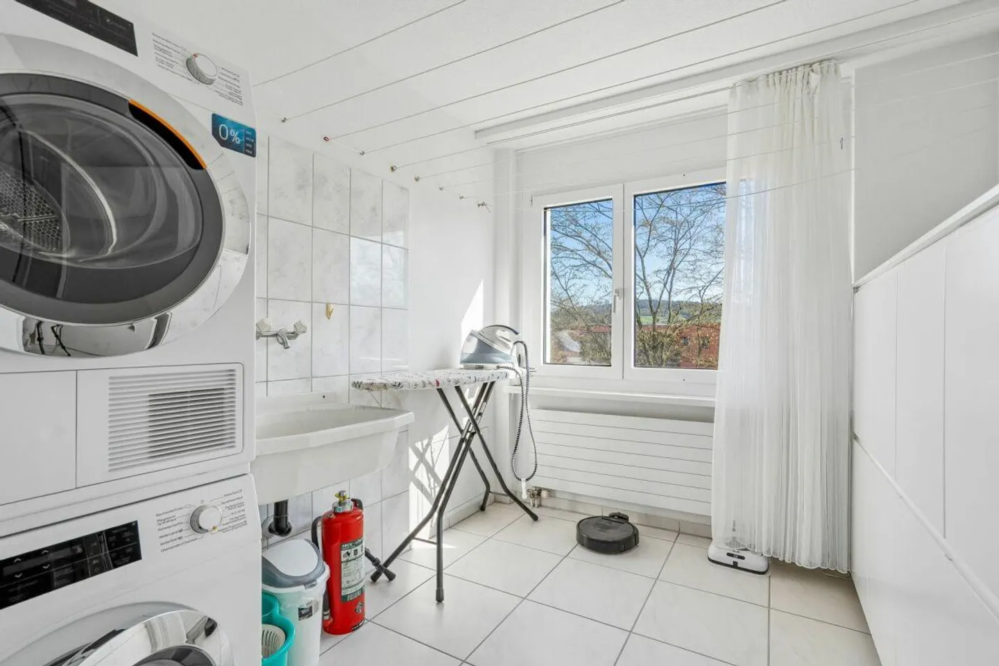Votre nouveau chez-vous : 170 m² de confort de vie avec jardin d'hiver et cheminée - Photo 10 sur 14