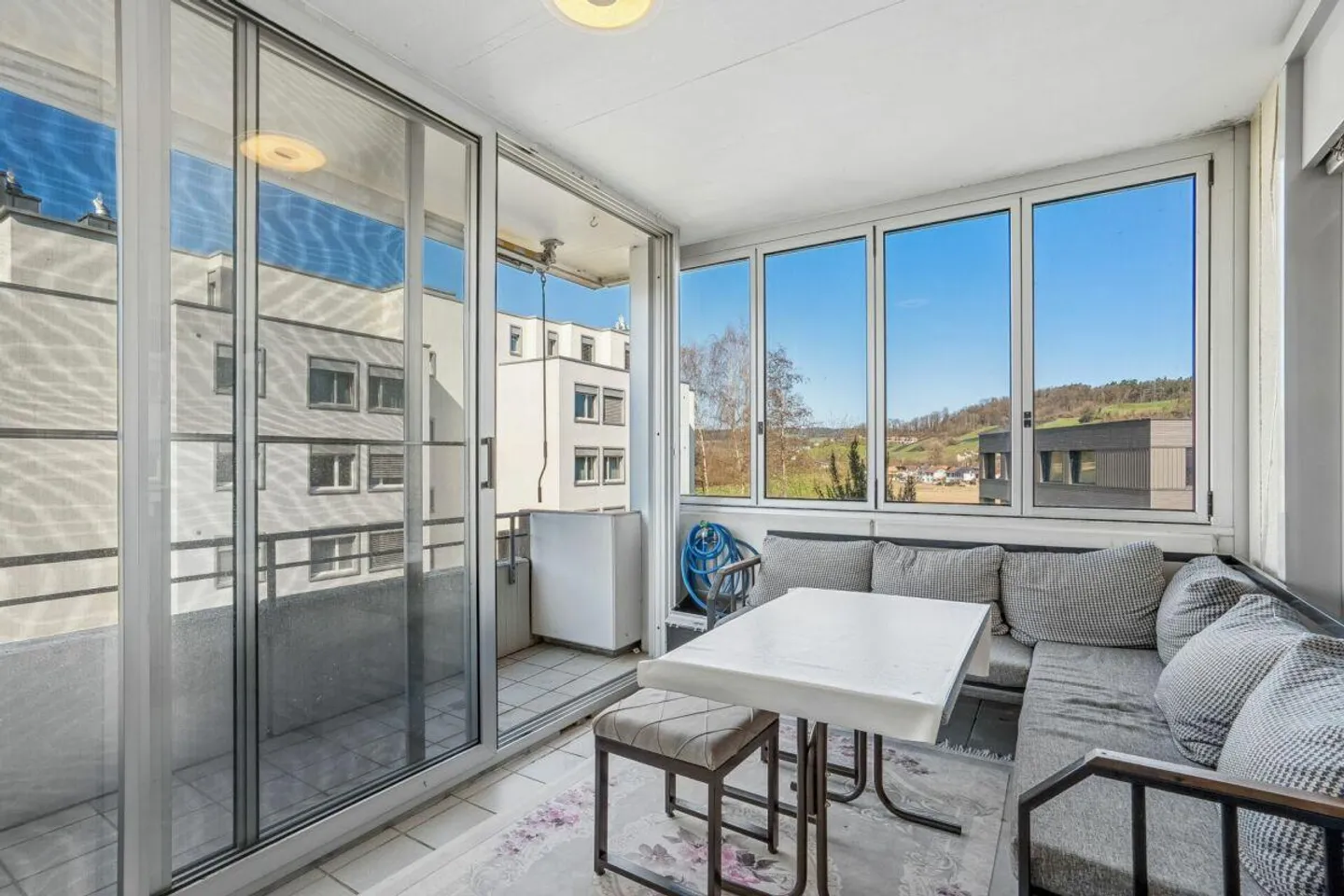 Votre nouveau chez-vous : 170 m² de confort de vie avec jardin d'hiver et cheminée - Photo 11 sur 14