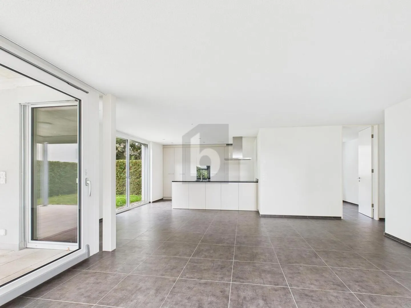 HAUTE QUALITÉ AVEC JARDIN ENSOLEILLÉ ! - Photo 2 sur 6