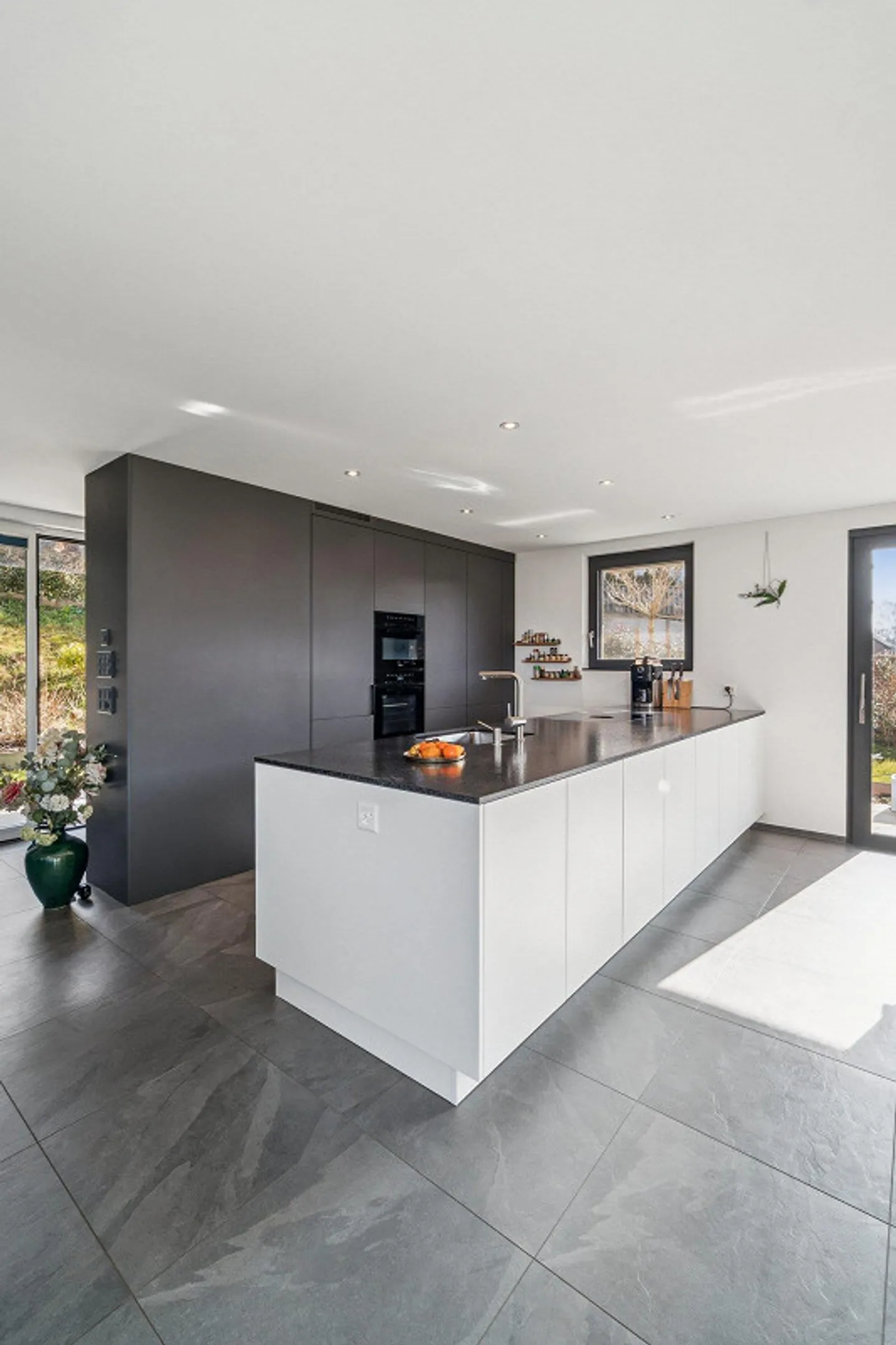 Stylish living with impressive lake view - Photo 4 of 6