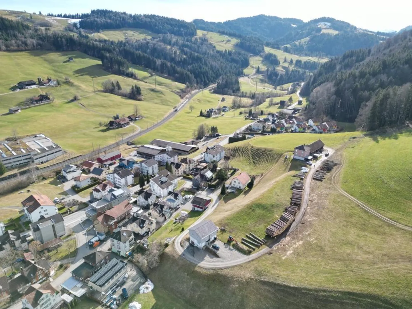 Terreno edificabile in una posizione residenziale soleggiata e non costruita con grande potenziale - Foto 5 di 7