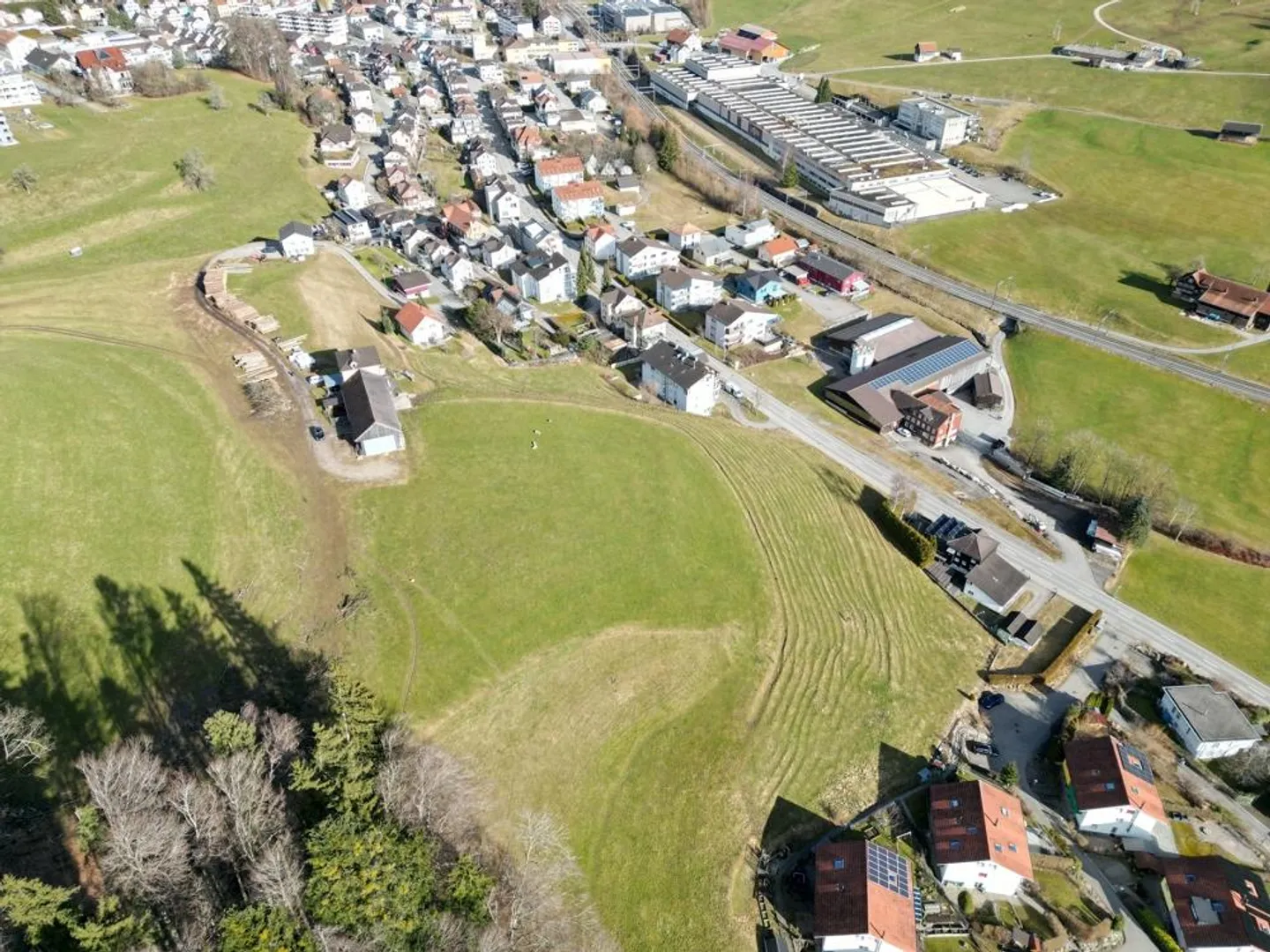Terreno edificabile in una posizione residenziale soleggiata e non costruita con grande potenziale - Foto 3 di 7