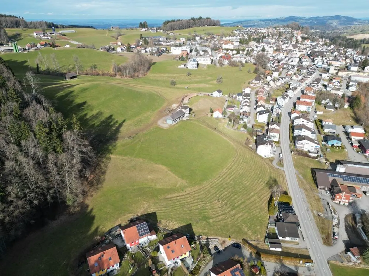 Terreno edificabile in una posizione residenziale soleggiata e non costruita con grande potenziale - Foto 6 di 7