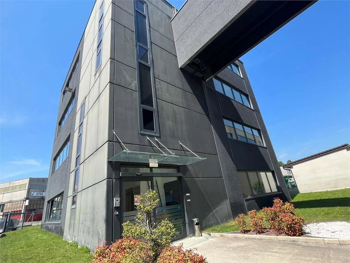 STABIO: UFFICI MODERNI DI DIVERSE DIMENSIONI con parcheggi - Foto 1 di 8