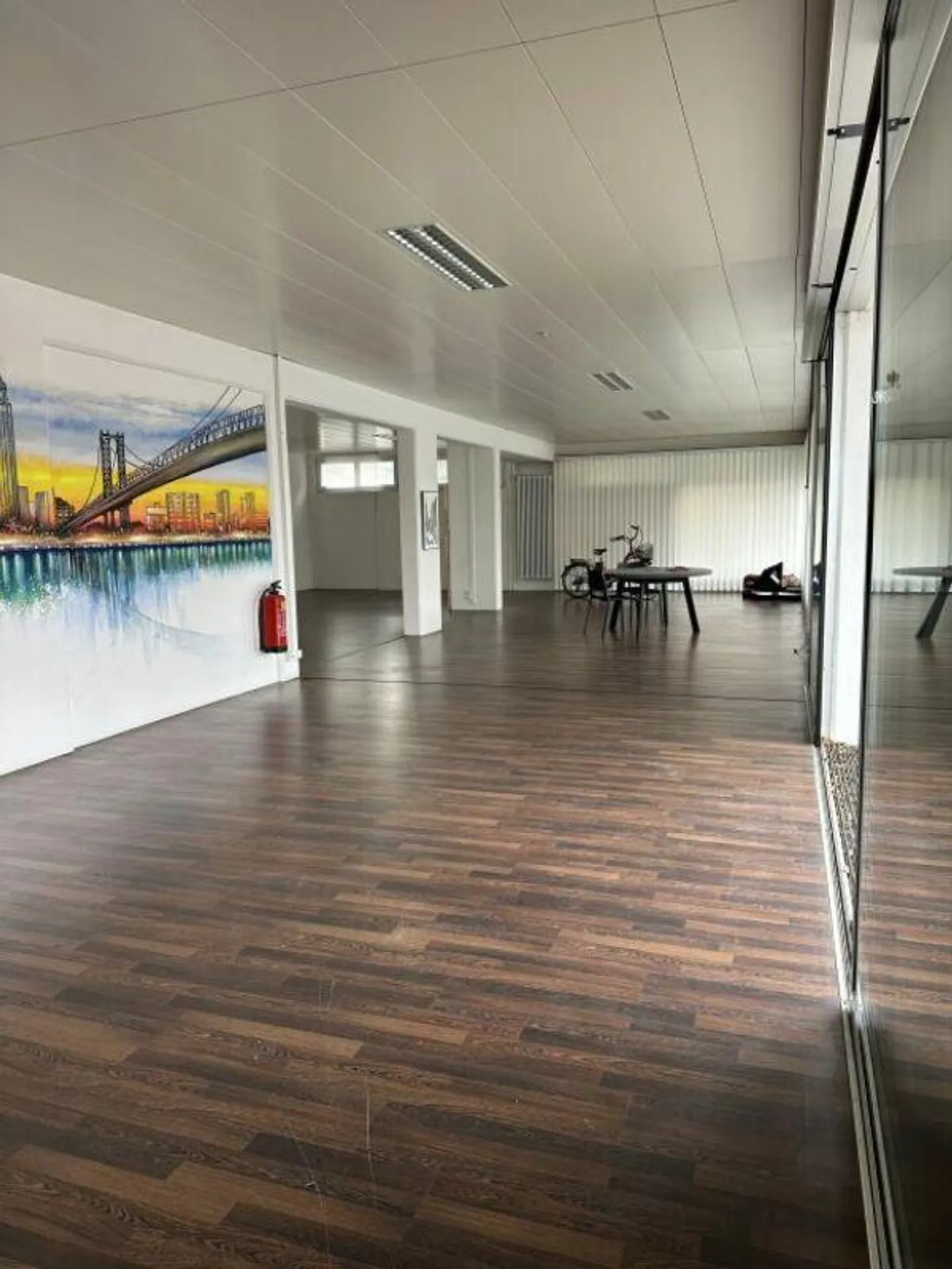 Top commercial space with plenty of light and ideal presentation area - Photo 1 of 8