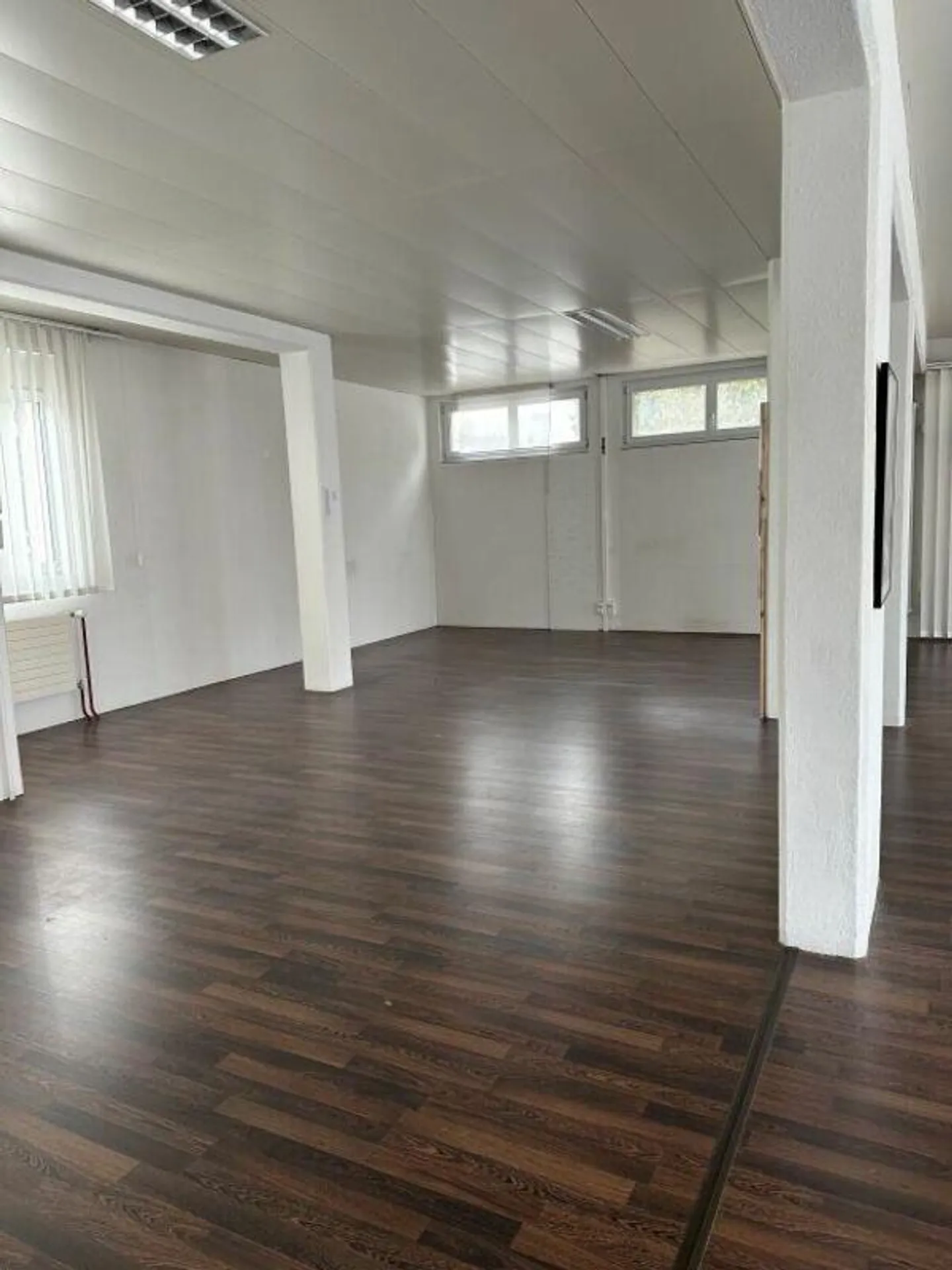 Top commercial space with plenty of light and ideal presentation area - Photo 3 of 8