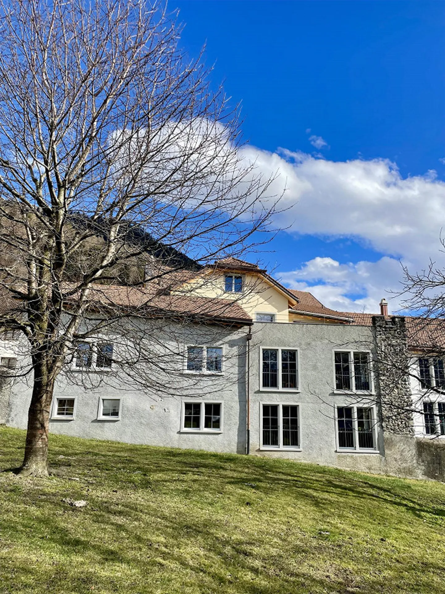 Ampio appartamento di 4,5 stanze in affitto - Foto 3 di 13