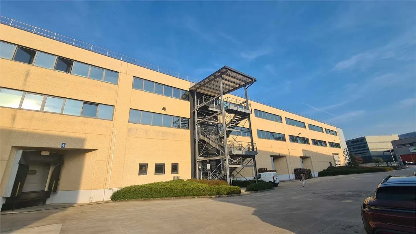 STABIO: UFFICI MODERNI DI DIVERSE DIMENSIONI con parcheggi - Foto 3 di 8