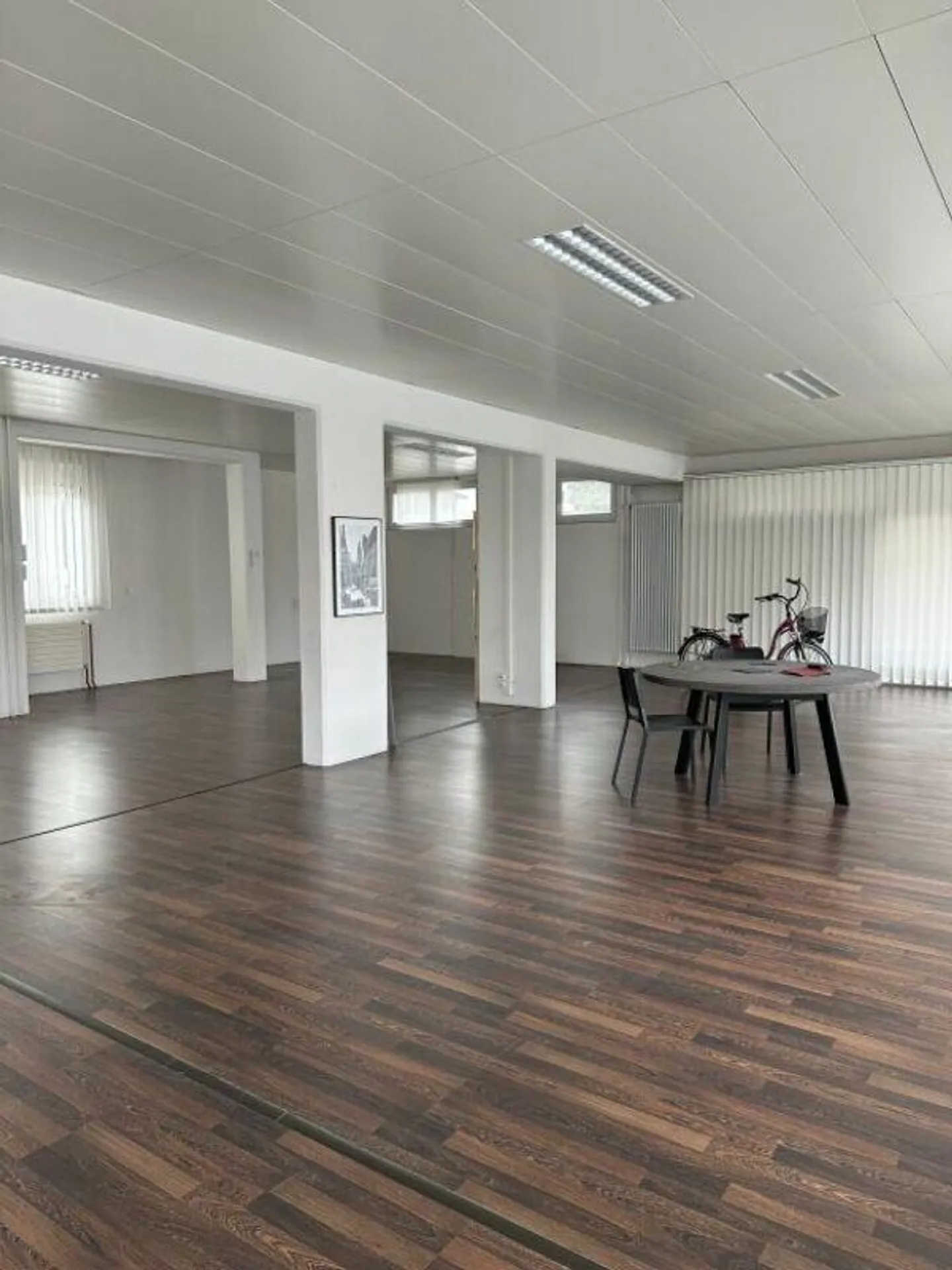 Top commercial space with plenty of light and ideal presentation area - Photo 5 of 8