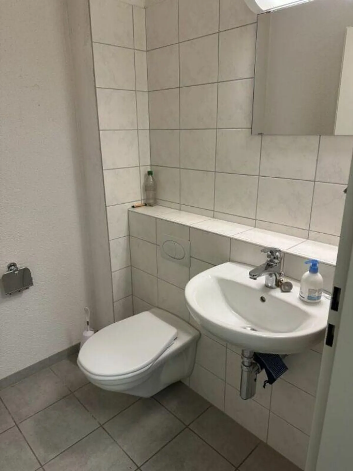 Top commercial space with plenty of light and ideal presentation area - Photo 6 of 8