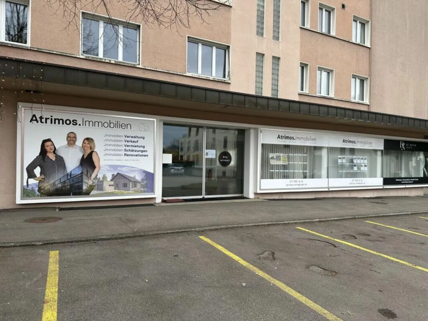 Top commercial space with plenty of light and ideal presentation area - Photo 7 of 8