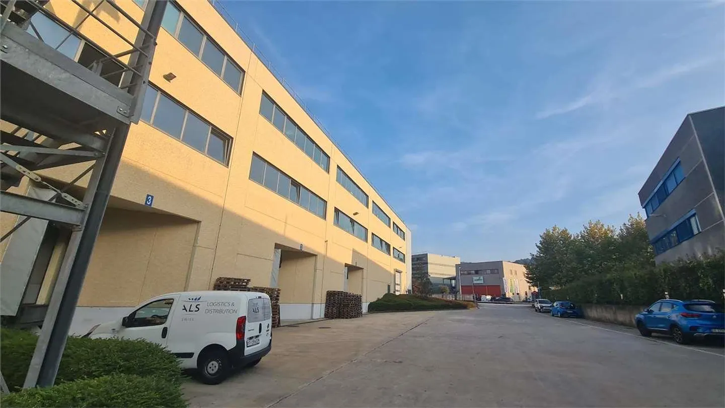 STABIO: UFFICI MODERNI DI DIVERSE DIMENSIONI con parcheggi - Foto 4 di 8