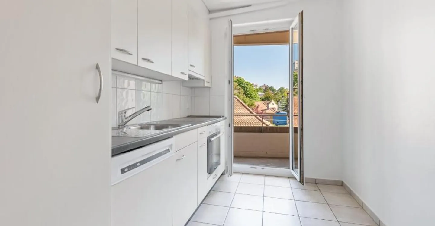 Bright apartment with balcony - FREE DEPOSIT! - Photo 3 of 7