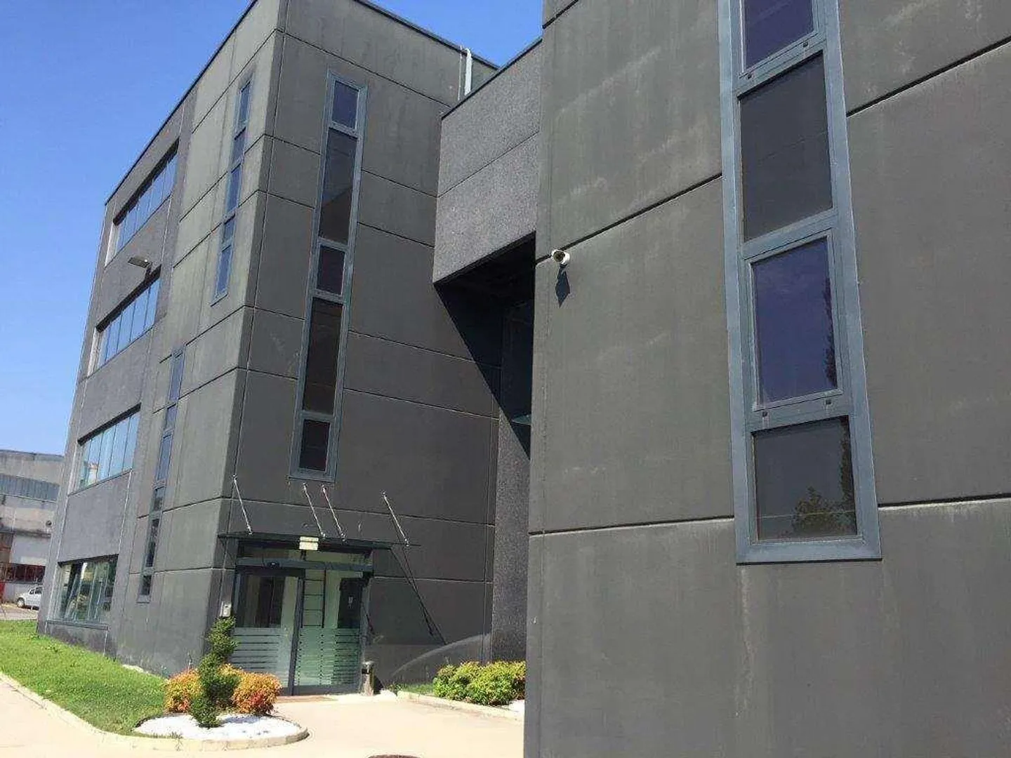 STABIO: UFFICI MODERNI DI DIVERSE DIMENSIONI con parcheggi - Foto 2 di 8