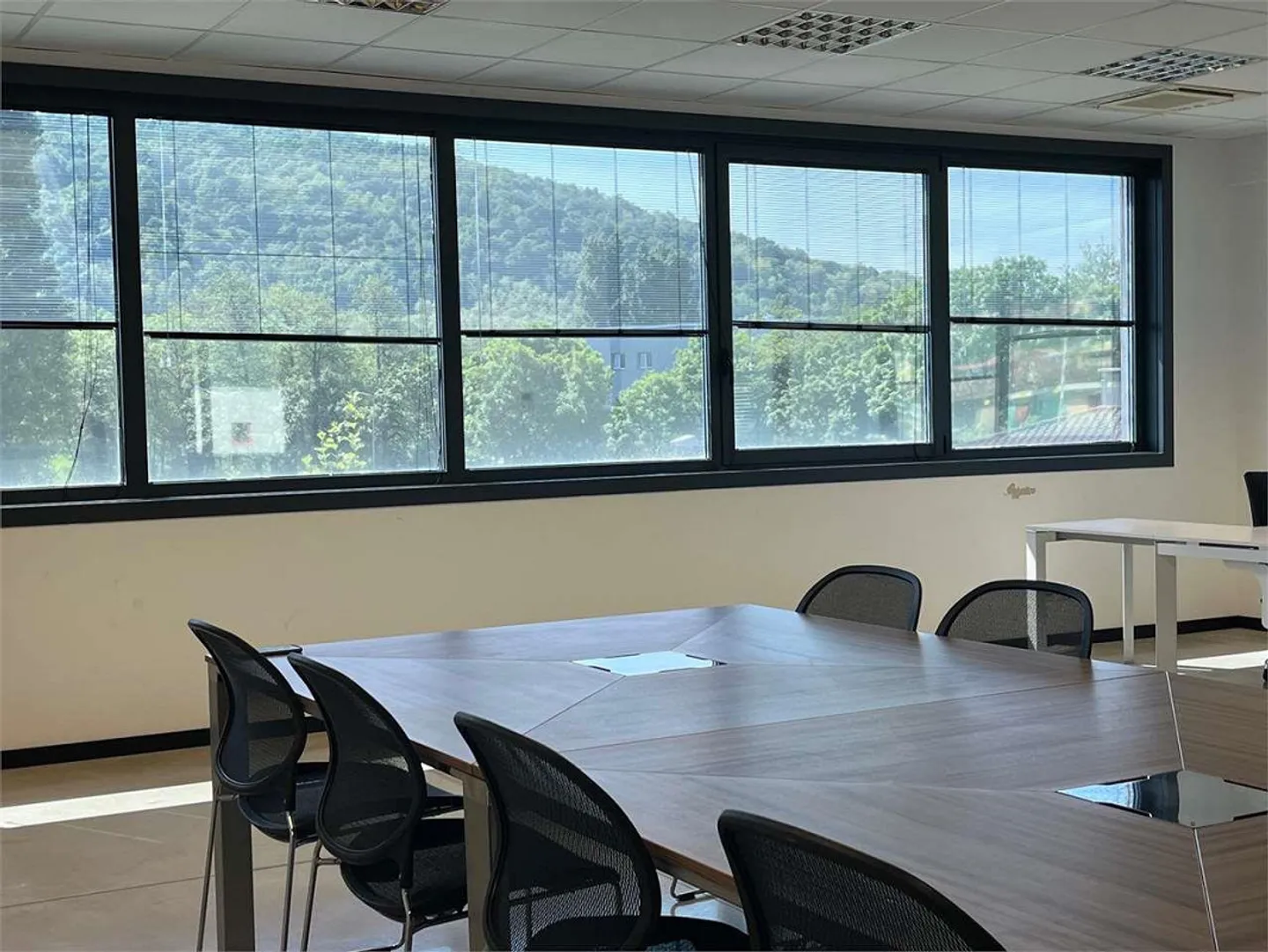 STABIO: UFFICI MODERNI DI DIVERSE DIMENSIONI con parcheggi - Foto 6 di 8