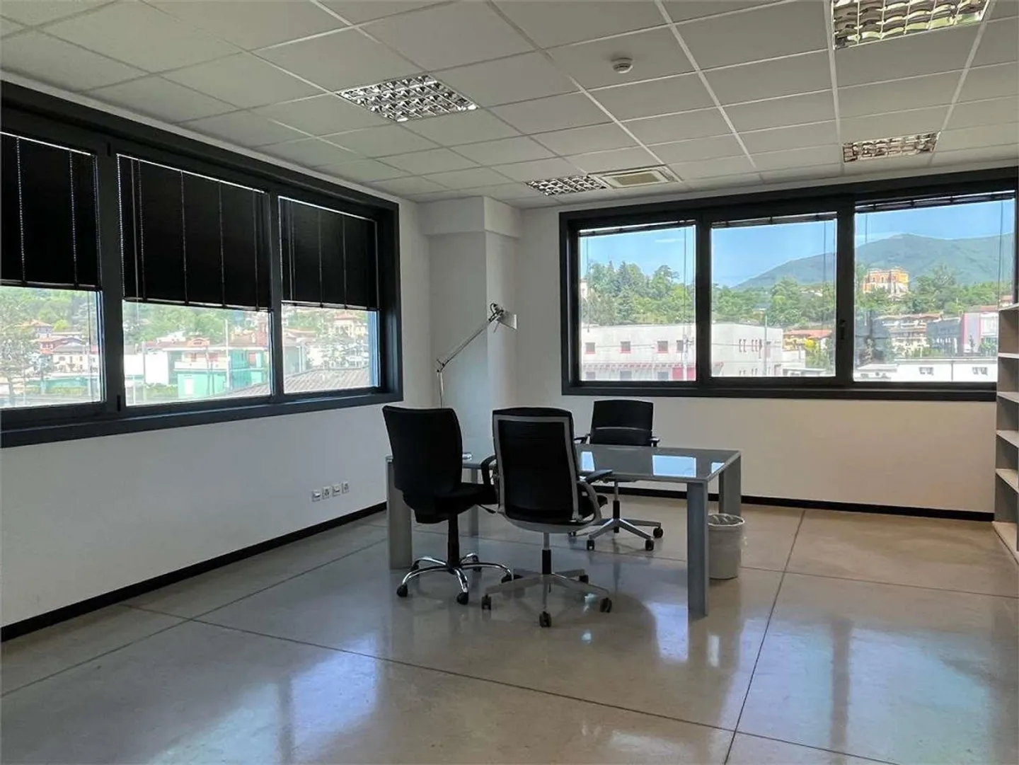 STABIO: UFFICI MODERNI DI DIVERSE DIMENSIONI con parcheggi - Foto 7 di 8