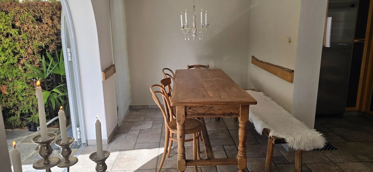 «Einzigartig renovierte 7,5-Zimmer-Twin-Villa von 375m2 in Conthey» - Foto 3 von 13