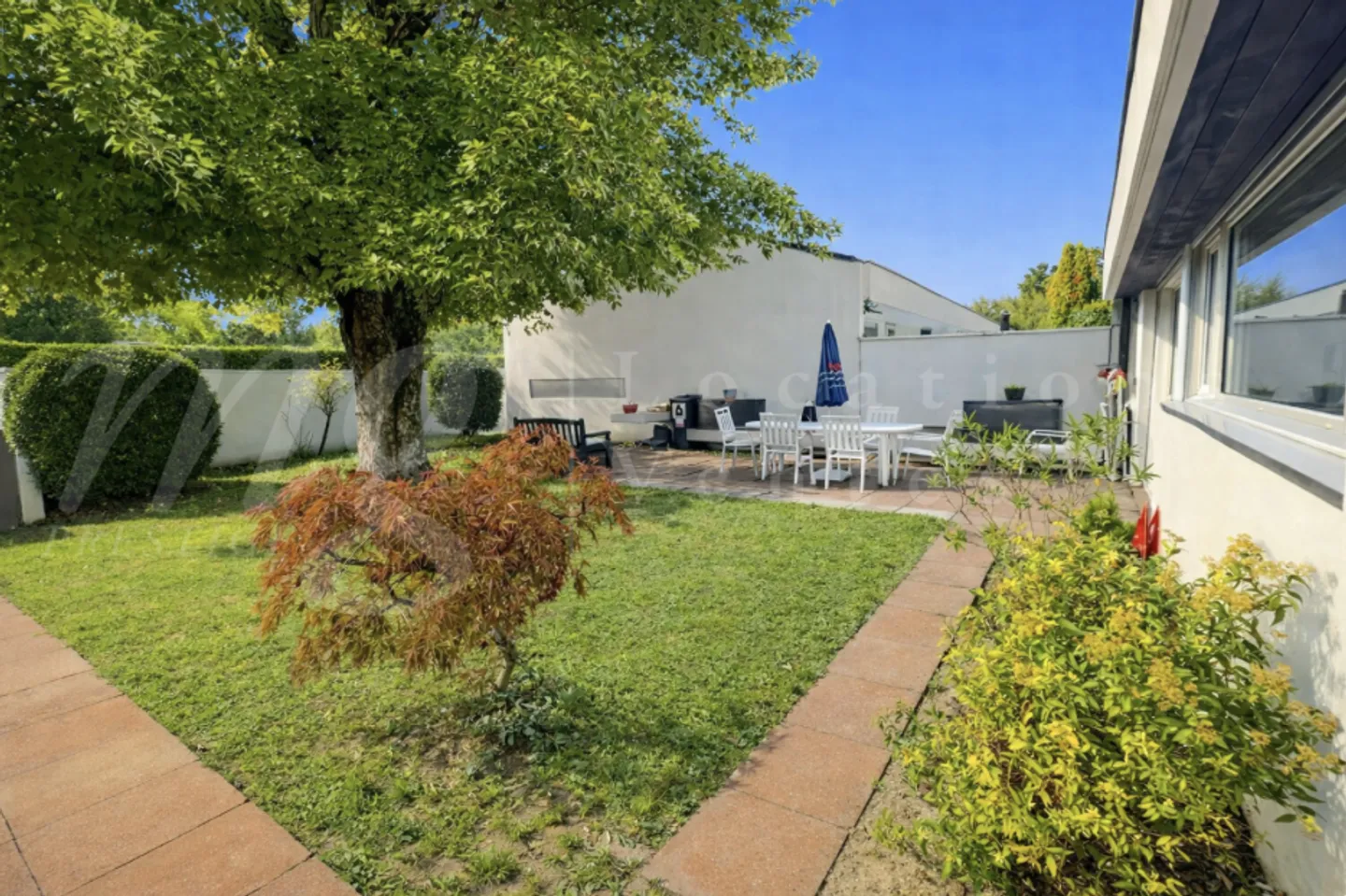 STUNNING SINGLE-STOREY HOUSE OF 180 m2 WITH LARGE PRIVATE GARDEN - Photo 2 of 11