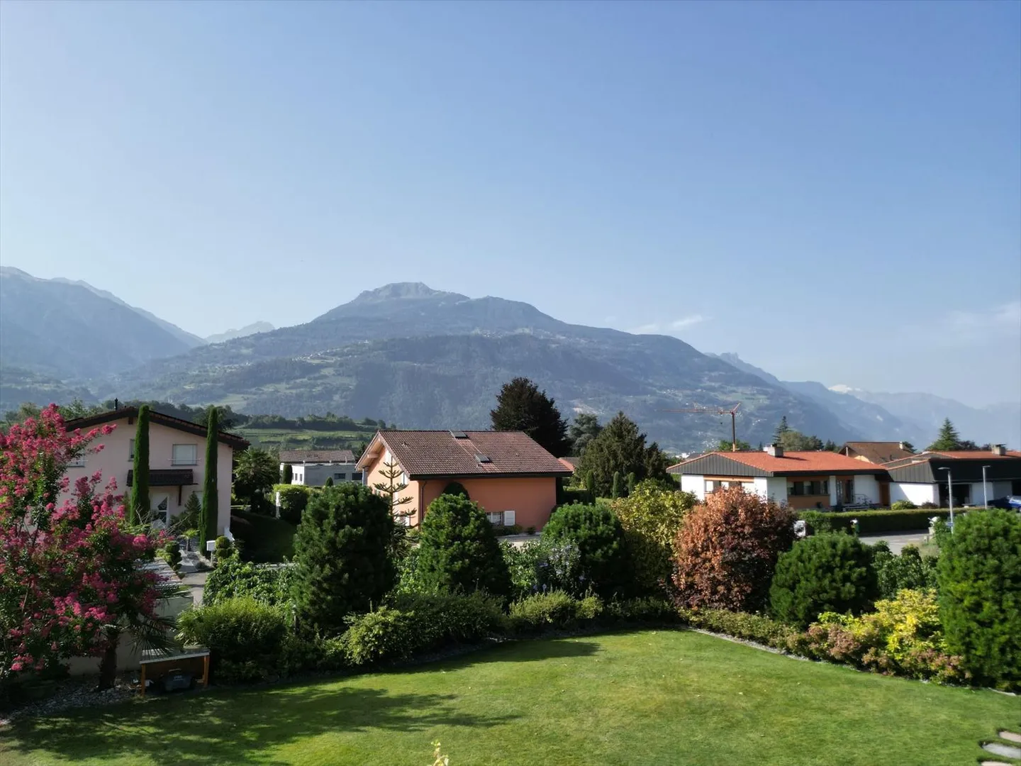 «Einzigartig renovierte 7,5-Zimmer-Twin-Villa von 375m2 in Conthey» - Foto 12 von 13