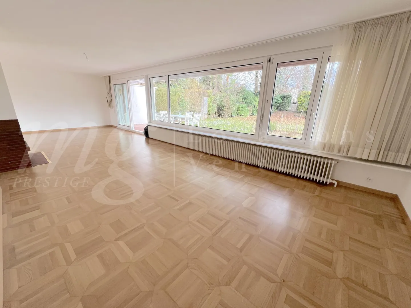 STUNNING SINGLE-STOREY HOUSE OF 180 m2 WITH LARGE PRIVATE GARDEN - Photo 5 of 11