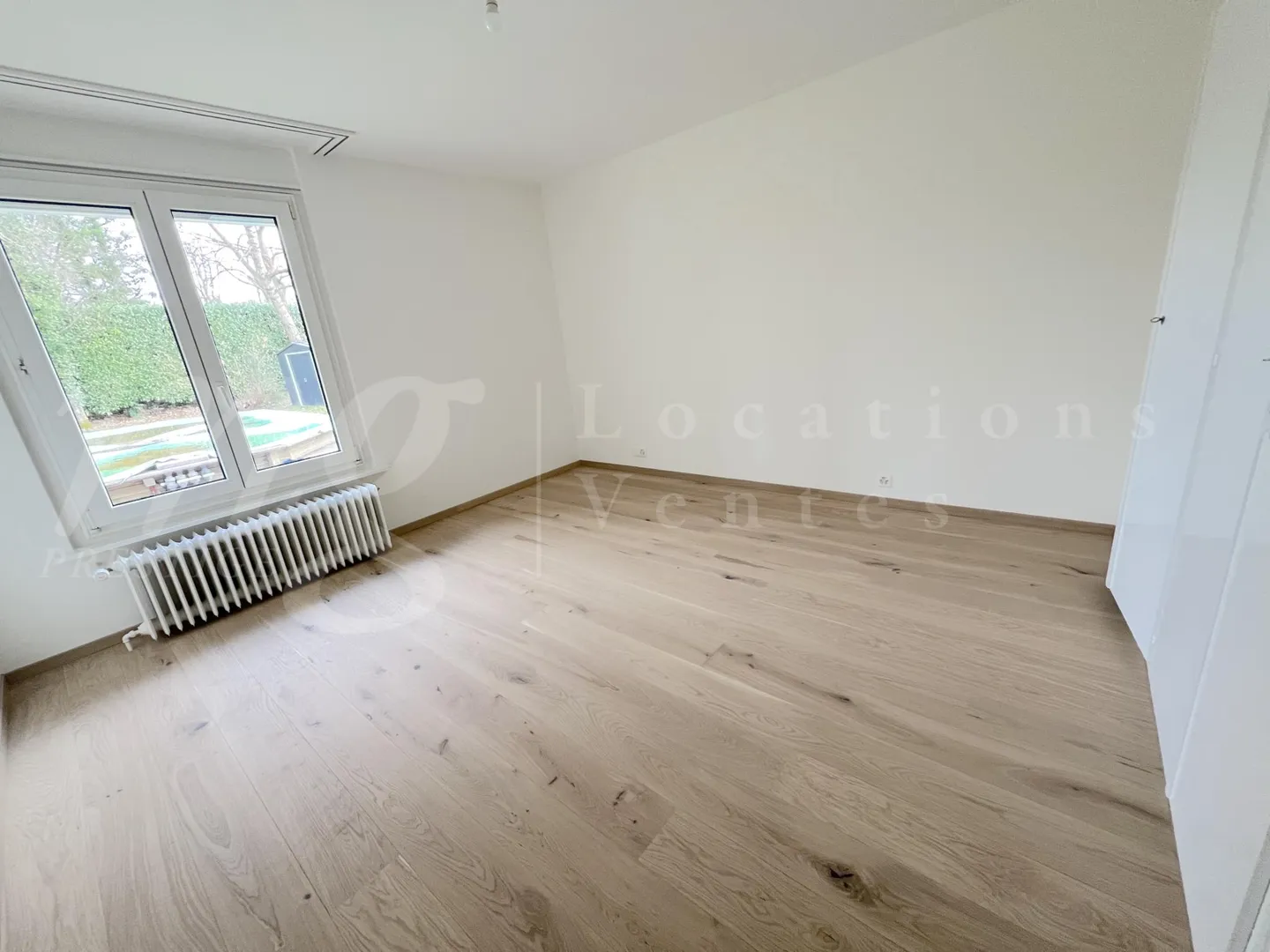 STUNNING SINGLE-STOREY HOUSE OF 180 m2 WITH LARGE PRIVATE GARDEN - Photo 9 of 11